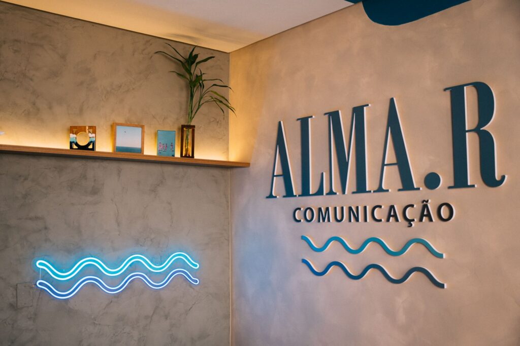 Equipe da Almar reunida no escritório